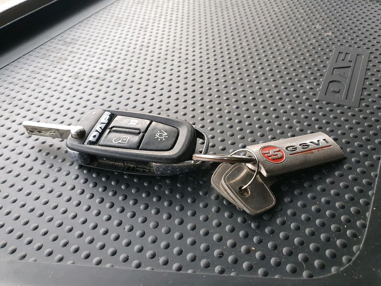 Cabeza tractora DAF XF530: foto 16