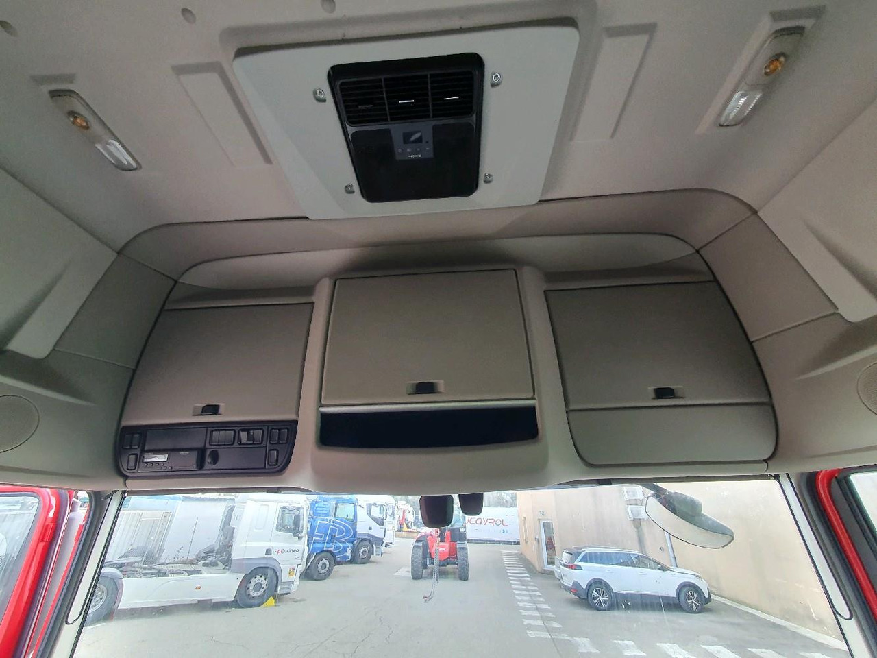 Cabeza tractora DAF XF530: foto 11