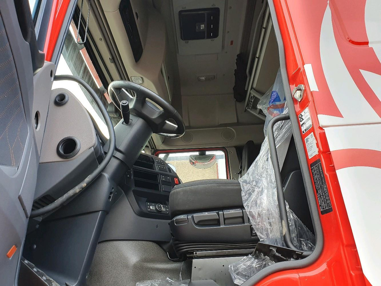 Cabeza tractora DAF XF530: foto 9