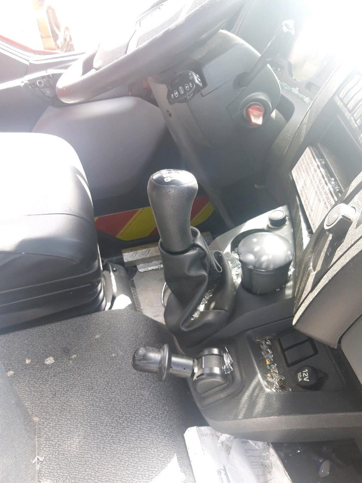 Camión de bomberos RENAULT D 4X4 TOUT-TERRAIN INCENDIE: foto 14 Camión de bomberos RENAULT D 4X4 TOUT-TERRAIN INCENDIE: foto 14