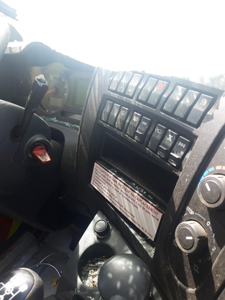 Camión de bomberos RENAULT D 4X4 TOUT-TERRAIN INCENDIE: foto 13 Camión de bomberos RENAULT D 4X4 TOUT-TERRAIN INCENDIE: foto 13