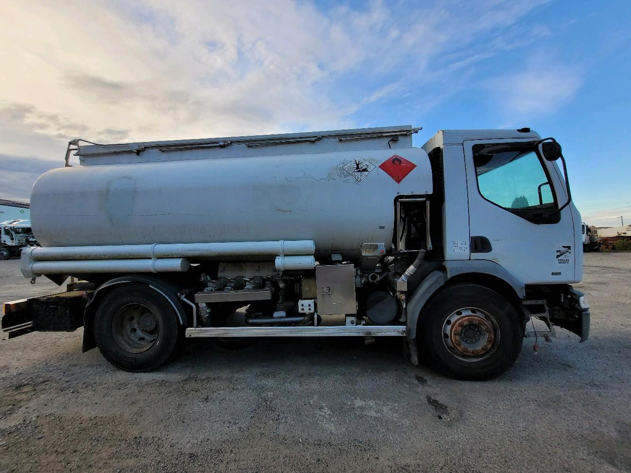 RENAULT PREMIUM 210.19 CITERNE - Camión cisterna: foto 3 RENAULT PREMIUM 210.19 CITERNE - Camión cisterna: foto 3