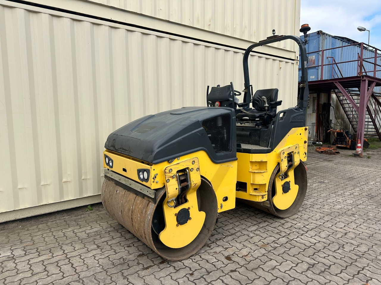 BOMAG BW135AD-5 / 2016 BJ / 1.203 H / 3.9 Tonnen - Apisonadora de asfalto: foto 1 BOMAG BW135AD-5 / 2016 BJ / 1.203 H / 3.9 Tonnen - Apisonadora de asfalto: foto 1