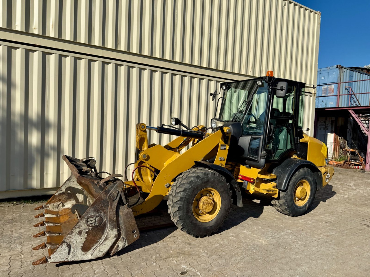 Cargadora de ruedas CAT 907H2 / 2014 BJ / 6.390 H / Schaufel + Gabel: foto 1