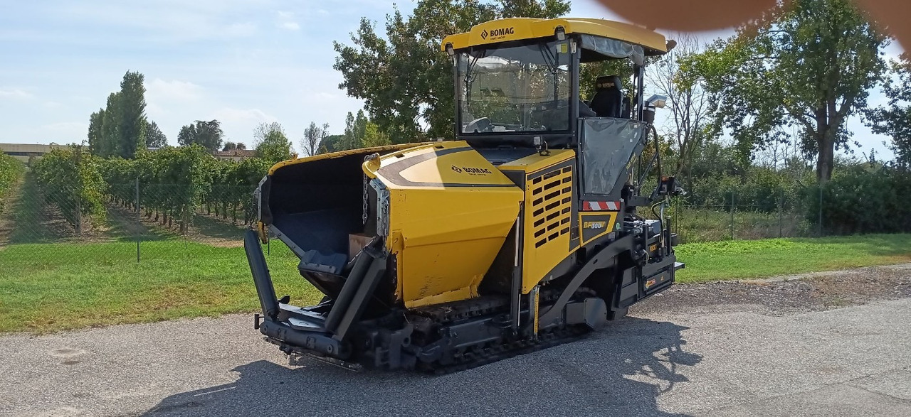 BOMAG IT BF 300 C-2 S340-2 TV Stage V/Tier 4f - Pavimentadora de asfalto: foto 1 BOMAG IT BF 300 C-2 S340-2 TV Stage V/Tier 4f - Pavimentadora de asfalto: foto 1