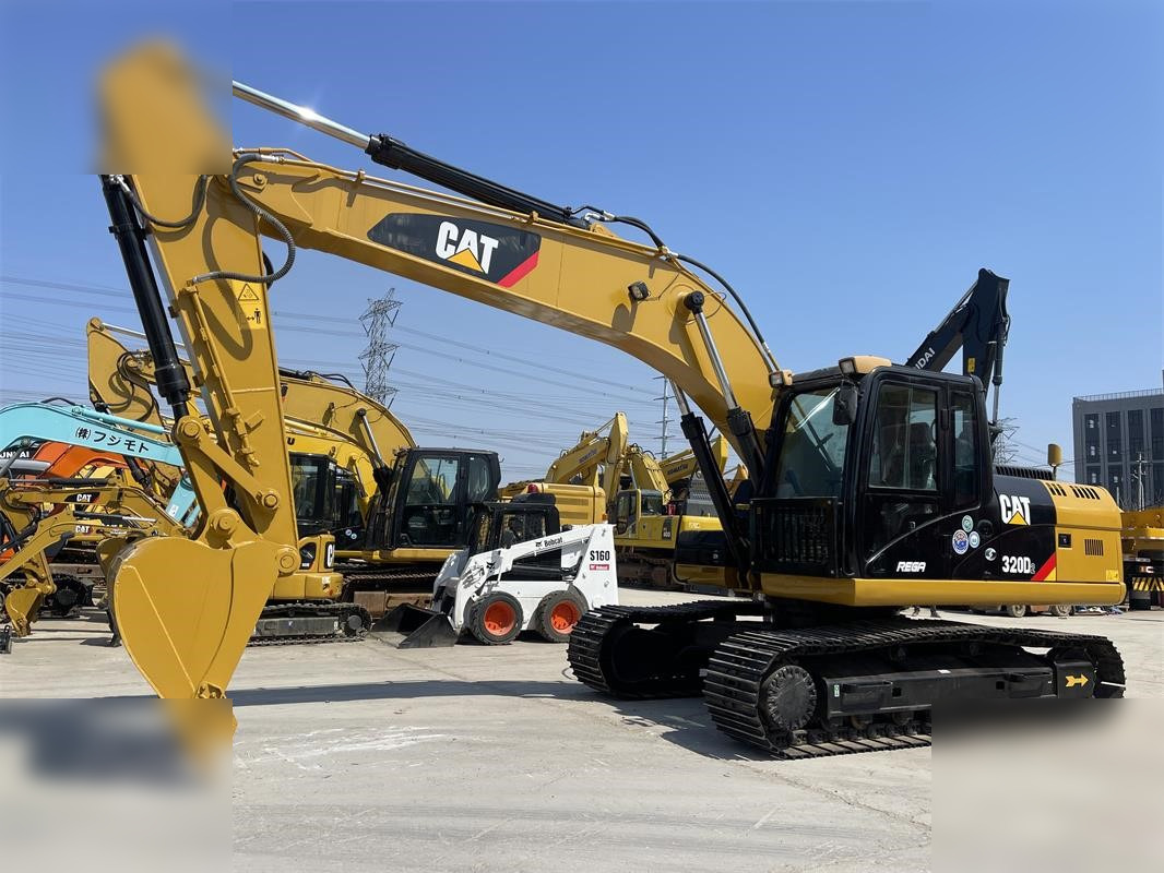 CATERPILLAR 320D2 - Excavadora de cadenas: foto 2 CATERPILLAR 320D2 - Excavadora de cadenas: foto 2