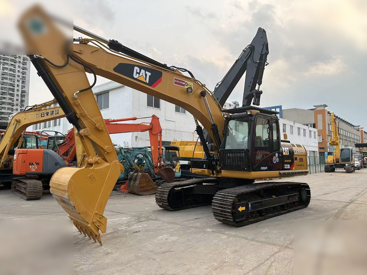 CATERPILLAR 323DL - Excavadora de cadenas: foto 2 CATERPILLAR 323DL - Excavadora de cadenas: foto 2