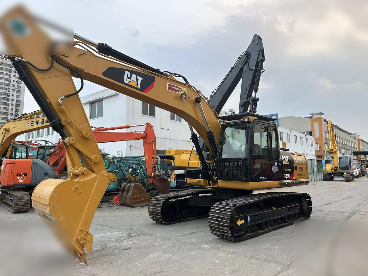 CATERPILLAR 323DL - Excavadora de cadenas: foto 1 CATERPILLAR 323DL - Excavadora de cadenas: foto 1