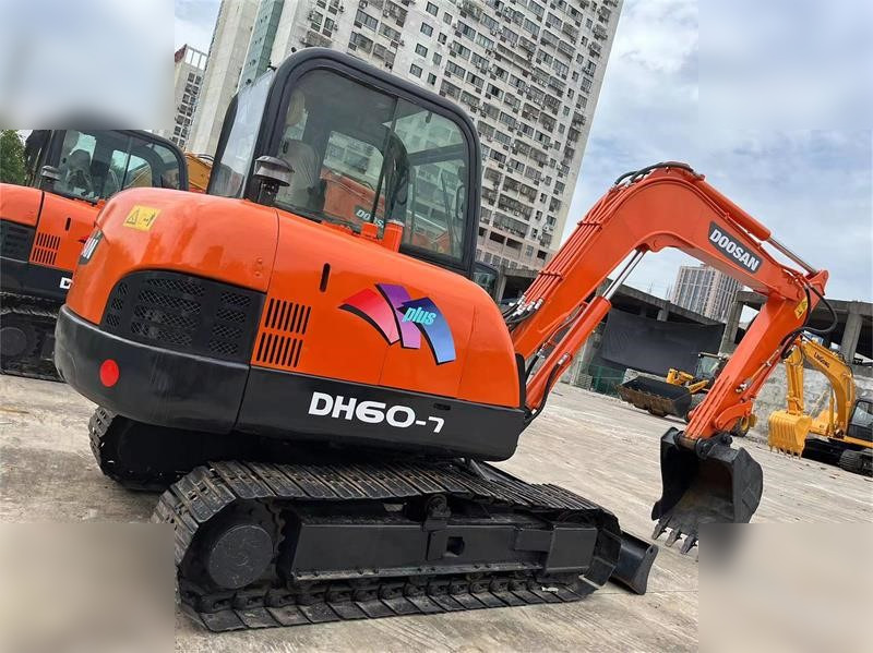 DOOSAN DH60-7 - Excavadora de cadenas: foto 1 DOOSAN DH60-7 - Excavadora de cadenas: foto 1