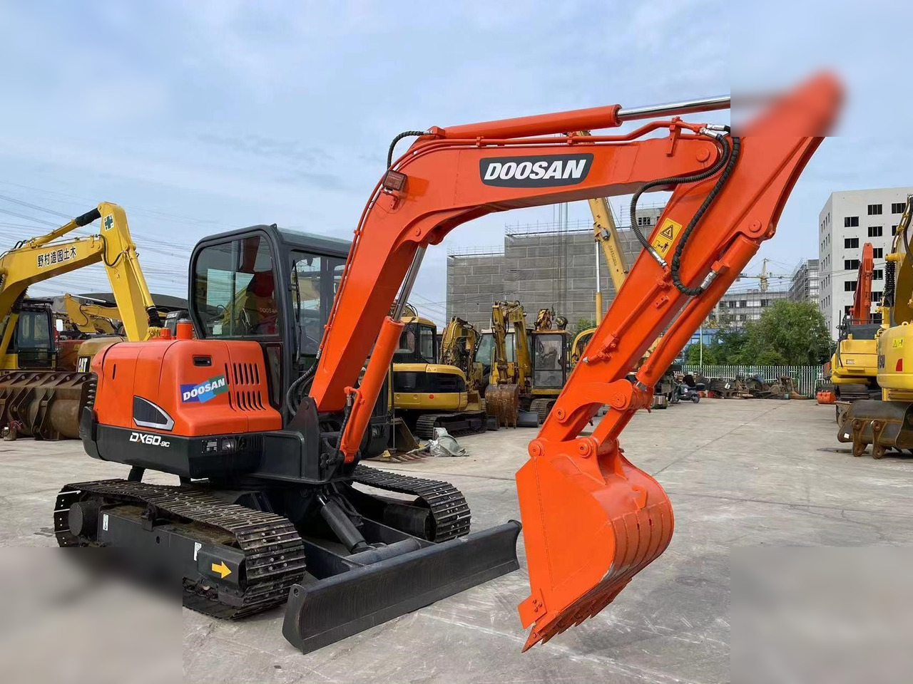 DOOSAN DX60-9C - Excavadora de cadenas: foto 2 DOOSAN DX60-9C - Excavadora de cadenas: foto 2