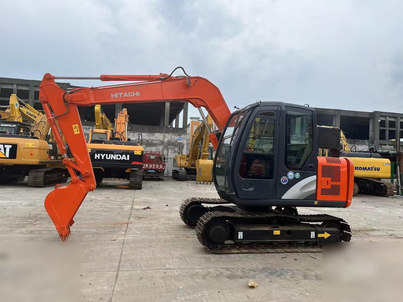 HITACHI ZX60 - Excavadora de cadenas: foto 1 HITACHI ZX60 - Excavadora de cadenas: foto 1