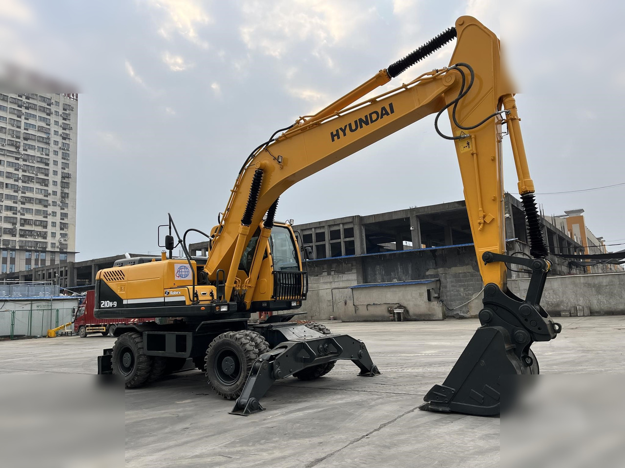HYUNDAI ROBEX 210W-9 - Excavadora de ruedas: foto 2 HYUNDAI ROBEX 210W-9 - Excavadora de ruedas: foto 2