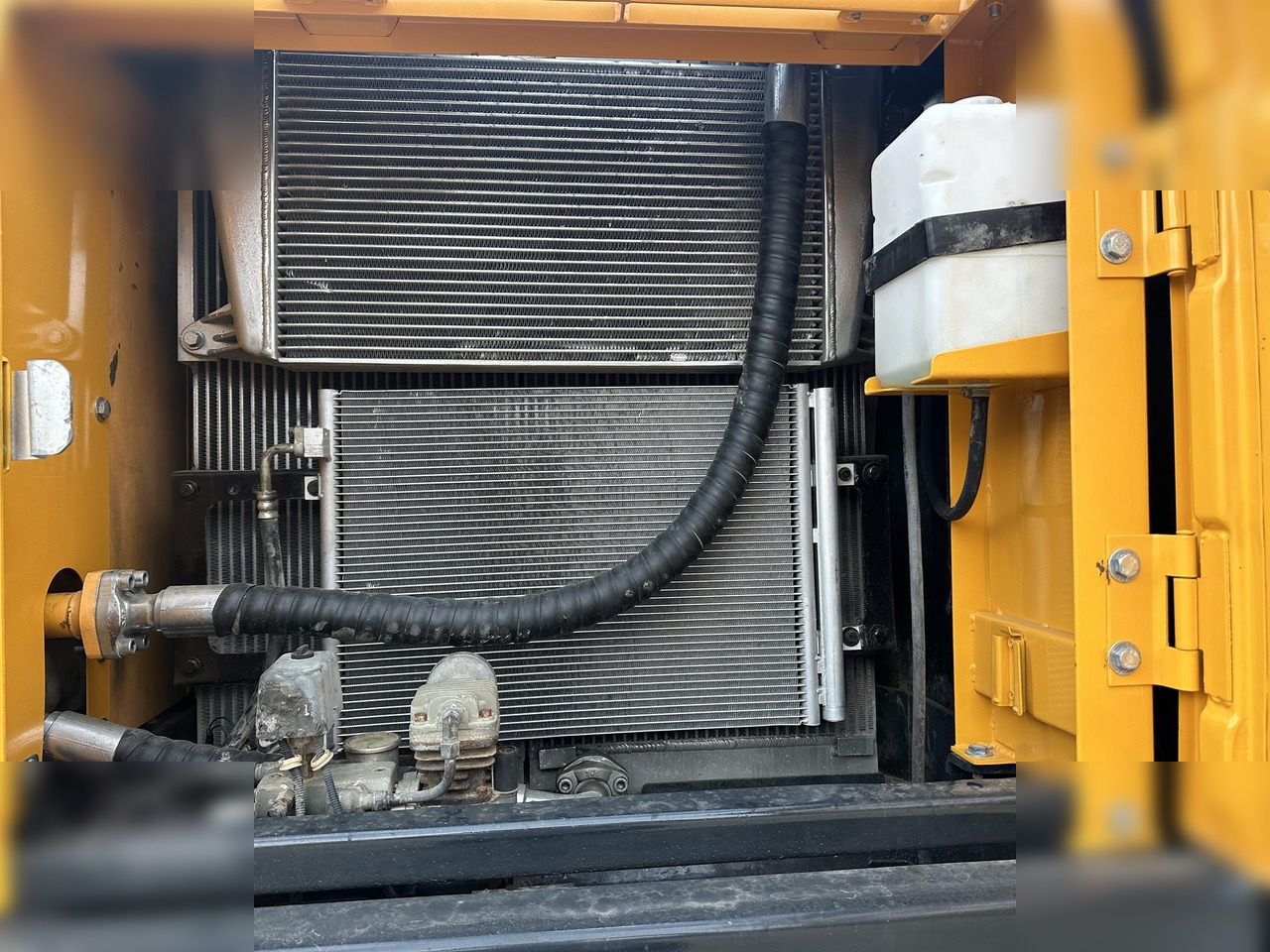 HYUNDAI ROBEX 220 LC-9S - Excavadora de cadenas: foto 5 HYUNDAI ROBEX 220 LC-9S - Excavadora de cadenas: foto 5