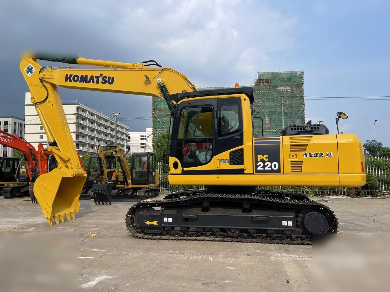 Excavadora de cadenas KOMATSU PC220-8: foto 6