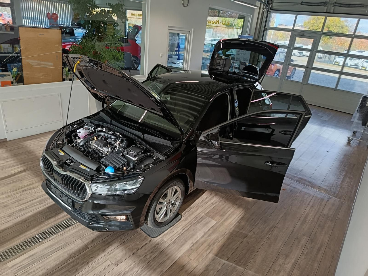 Skoda Fabia 130 Jahre 1,0TSI DSG*AHK-VORBER.*LED*R-KAM - Sedan: foto 2 Skoda Fabia 130 Jahre 1,0TSI DSG*AHK-VORBER.*LED*R-KAM - Sedan: foto 2