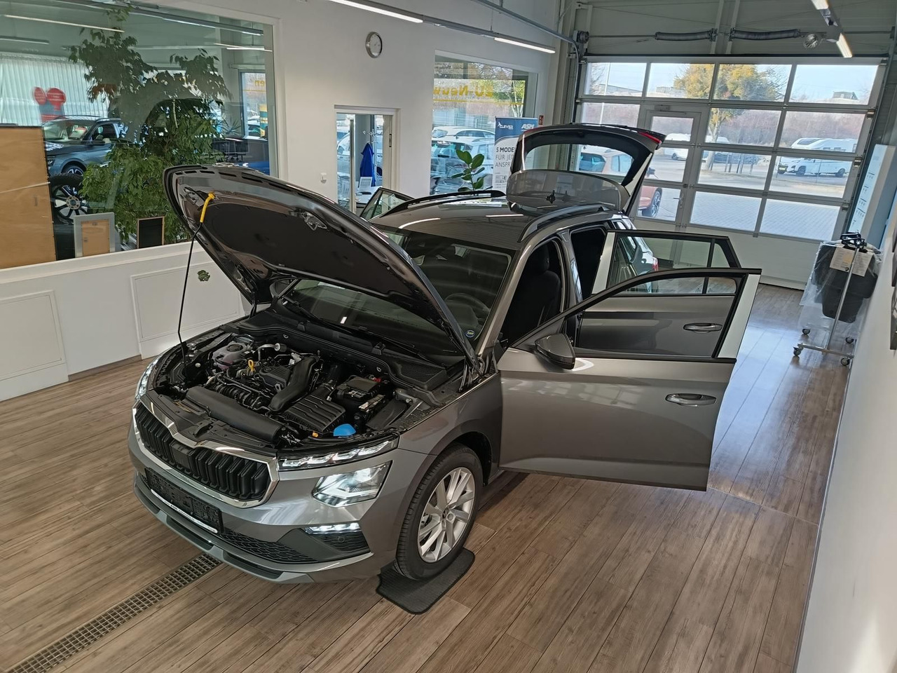 Skoda Kamiq 130 Jahre 1,5TSI DSG*AHK*ACC*LED*R-KAM*PDC - SUV/ Todoterreno: foto 2 Skoda Kamiq 130 Jahre 1,5TSI DSG*AHK*ACC*LED*R-KAM*PDC - SUV/ Todoterreno: foto 2