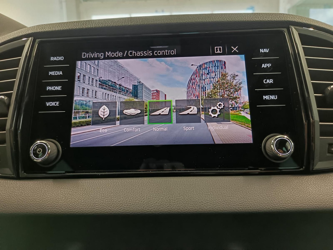SUV/ Todoterreno Skoda Karoq Sportline 1,5 TSI DSG*AHK*PSD*STD.HZG*NAVI: foto 14