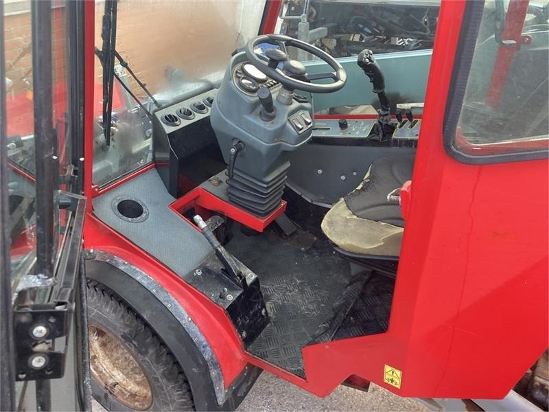 Timan Tool-Trac 245 - Tractor municipal: foto 5 Timan Tool-Trac 245 - Tractor municipal: foto 5