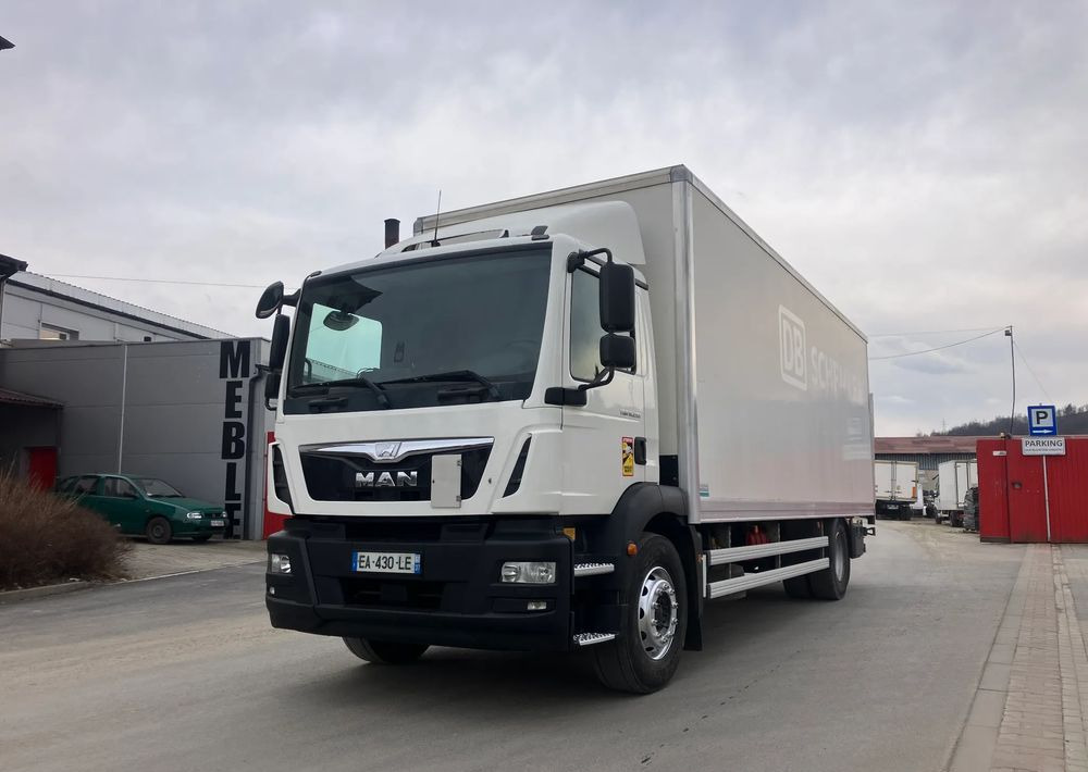 MAN MAN 18.290 kurierka kontener - Camión caja cerrada: foto 1 MAN MAN 18.290 kurierka kontener - Camión caja cerrada: foto 1
