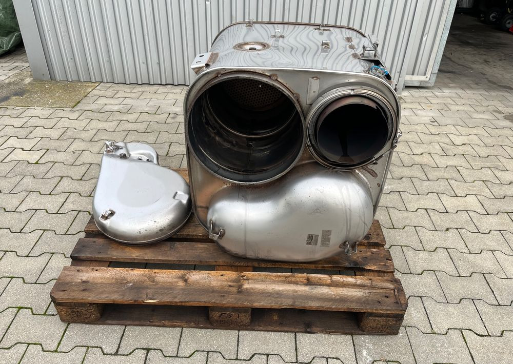 Katalizator MAN TGX TGS lift wydech tłumik - Silenciador/ Sistema de escape para Camión: foto 1 Katalizator MAN TGX TGS lift wydech tłumik - Silenciador/ Sistema de escape para Camión: foto 1