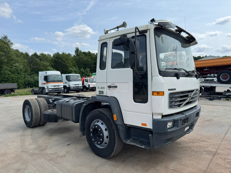Volvo FL 6 - 220 (FULL STEEL SUSPENSION / MANUAL GEARBOX / PERFECT) - Camión chasis: foto 3 Volvo FL 6 - 220 (FULL STEEL SUSPENSION / MANUAL GEARBOX / PERFECT) - Camión chasis: foto 3