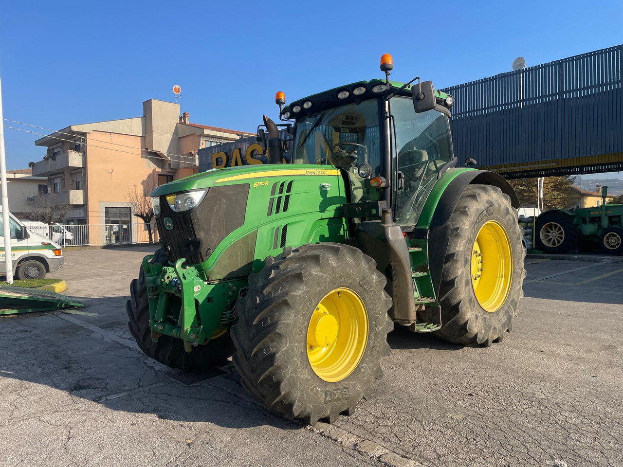 JOHN DEERE 6170 R - Tractor: foto 1 JOHN DEERE 6170 R - Tractor: foto 1