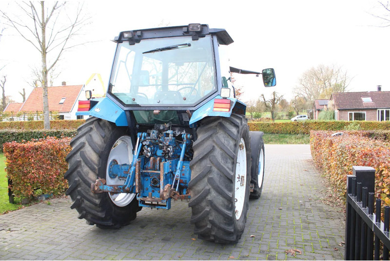 New Holland 6640 met turbo fronthef en front pto - Tractor: foto 4 New Holland 6640 met turbo fronthef en front pto - Tractor: foto 4