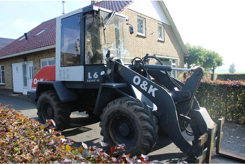 O & K L8-1 met puinbak, dichte bak en palletvork - Excavadora de ruedas: foto 1 O & K L8-1 met puinbak, dichte bak en palletvork - Excavadora de ruedas: foto 1