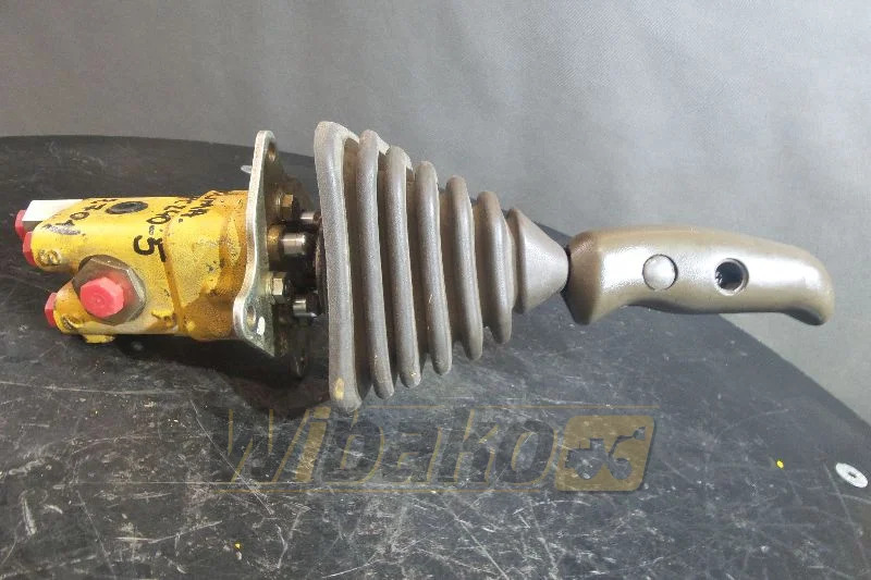 Komatsu PC240-5 - Válvula hidráulica para Maquinaria de construcción: foto 1 Komatsu PC240-5 - Válvula hidráulica para Maquinaria de construcción: foto 1