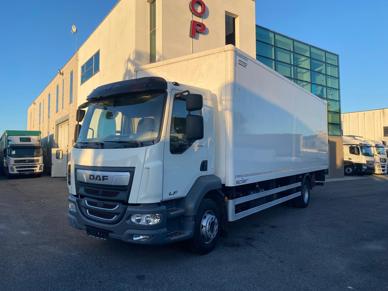 DAF LF 260 FA - Camión caja cerrada: foto 1 DAF LF 260 FA - Camión caja cerrada: foto 1