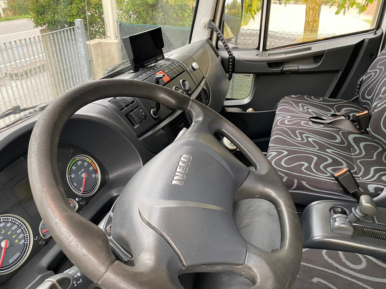 Camión chasis IVECO 180E30: foto 8