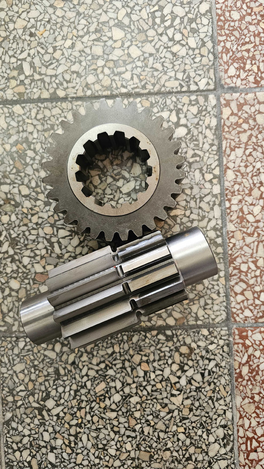 Wał koło zębate mostu kombajn Deutz Fahr 0.900.7773.7 0.900.1549.3 - Piezas de recambio para Maquinaria agrícola: foto 1 Wał koło zębate mostu kombajn Deutz Fahr 0.900.7773.7 0.900.1549.3 - Piezas de recambio para Maquinaria agrícola: foto 1