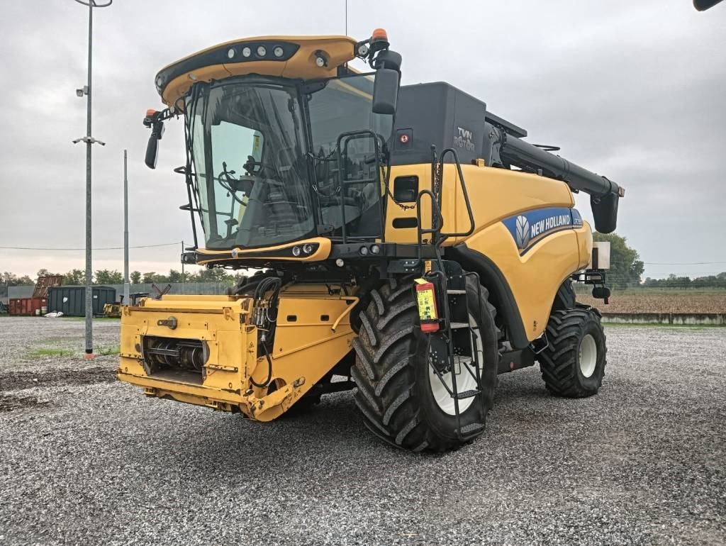 New Holland CR 7.90 - Cosechadora de granos: foto 2 New Holland CR 7.90 - Cosechadora de granos: foto 2