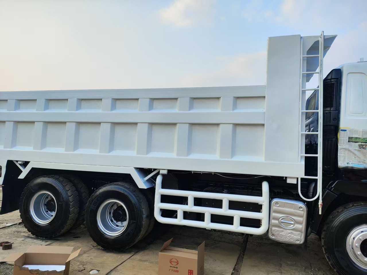 HINO HINO 700 - Camión volquete: foto 5 HINO HINO 700 - Camión volquete: foto 5