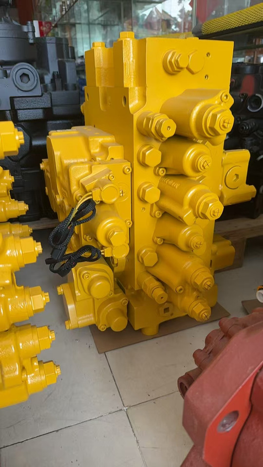 KOMATSU PC200-8 - Válvula hidráulica para Excavadora: foto 1 KOMATSU PC200-8 - Válvula hidráulica para Excavadora: foto 1