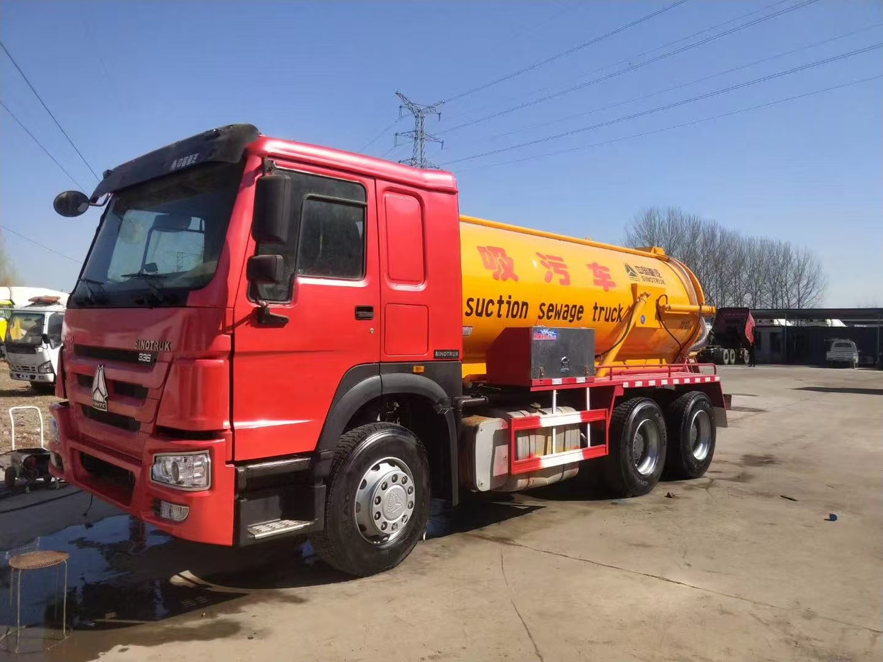 SINOTRUK SINOTRUK 336 suction sewage truck - Camión portacontenedore/ Intercambiable: foto 1 SINOTRUK SINOTRUK 336 suction sewage truck - Camión portacontenedore/ Intercambiable: foto 1