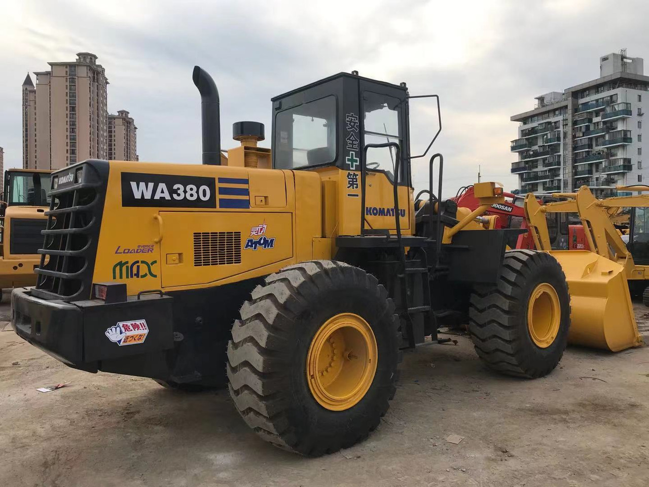 BACKHOE LOADER Certified Pre-Owned Komatsu WA380-3 | Heavy-Duty Loader for Mining/ Construction - Price Negotiable! - Cargadora de ruedas: foto 2 BACKHOE LOADER Certified Pre-Owned Komatsu WA380-3 | Heavy-Duty Loader for Mining/ Construction - Price Negotiable! - Cargadora de ruedas: foto 2