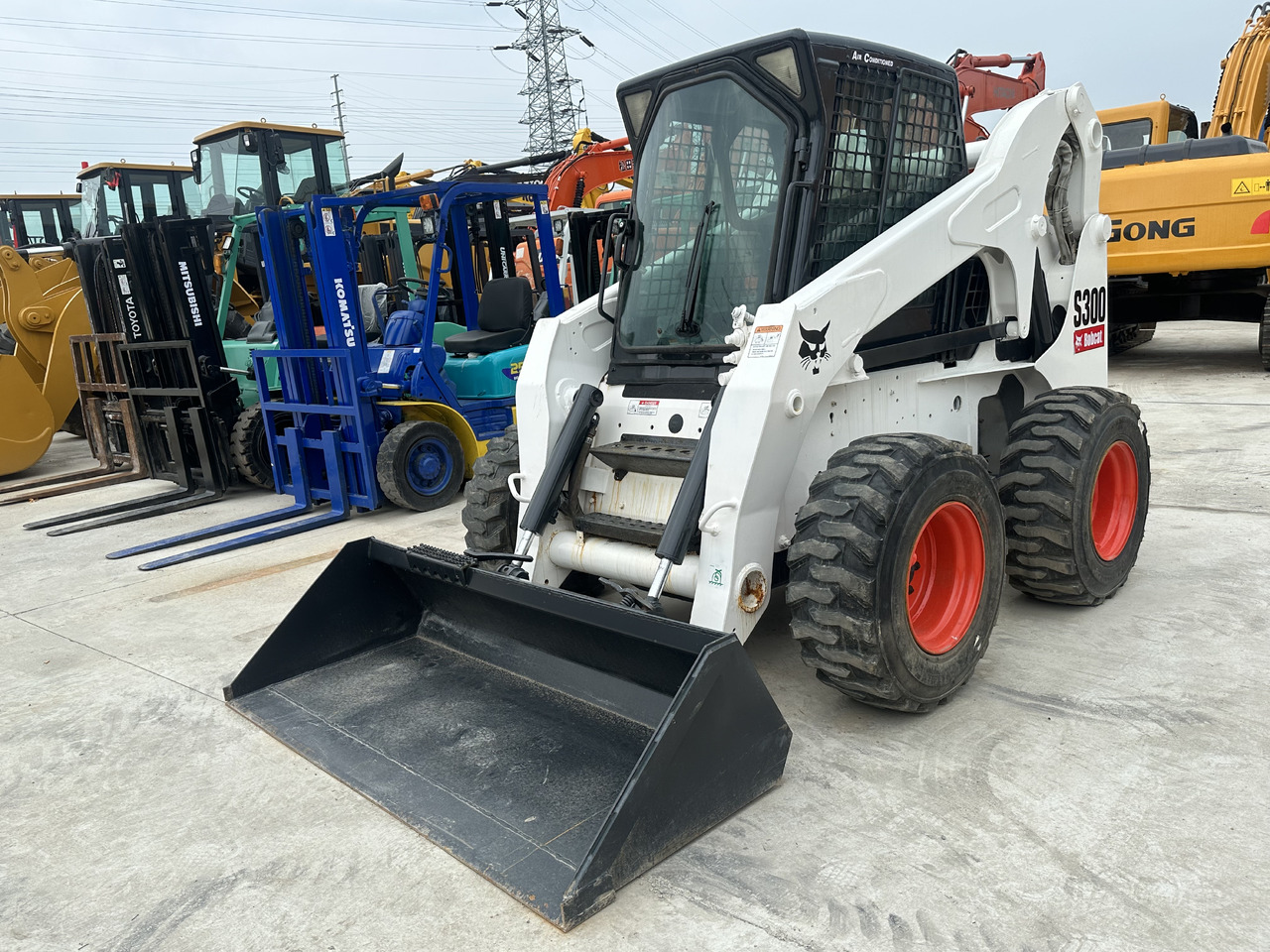 Second hand Hot sale skid-steers Bobcat S300 - Minicargadora: foto 1 Second hand Hot sale skid-steers Bobcat S300 - Minicargadora: foto 1