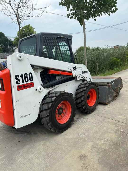 USED BOBCAT S160 Skid-steer Loader Bobcat S160 Carry Sweeper with Very Good Performance Is for Sale at a Low Price. - Minicargadora: foto 4 USED BOBCAT S160 Skid-steer Loader Bobcat S160 Carry Sweeper with Very Good Performance Is for Sale at a Low Price. - Minicargadora: foto 4