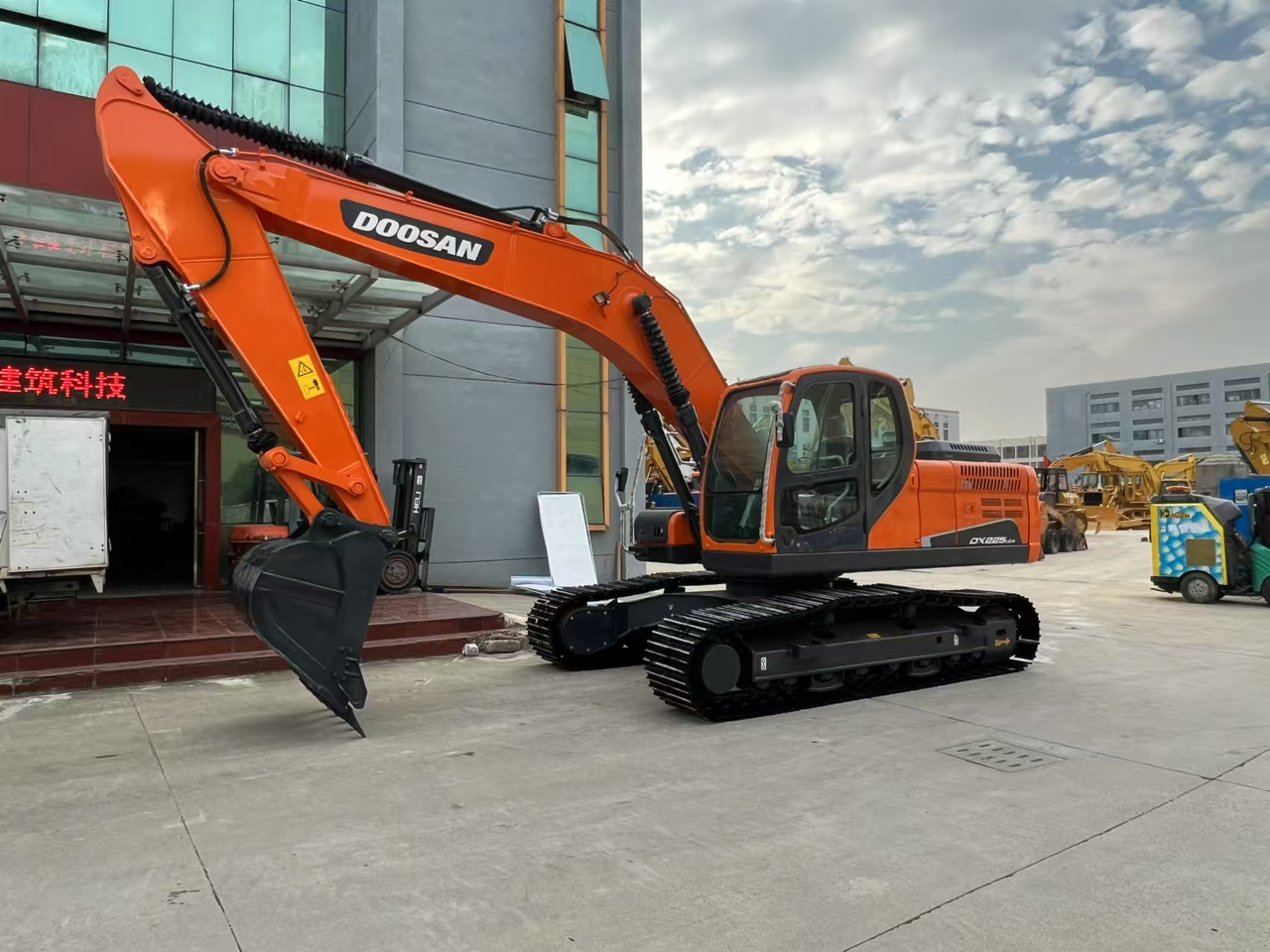 DOOSAN DX225LCA - Excavadora de cadenas: foto 1 DOOSAN DX225LCA - Excavadora de cadenas: foto 1