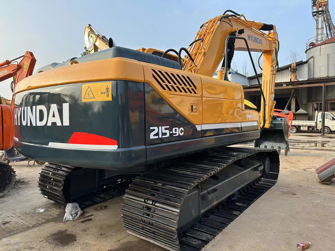 HYUNDAI R215-9C - Excavadora de cadenas: foto 1 HYUNDAI R215-9C - Excavadora de cadenas: foto 1