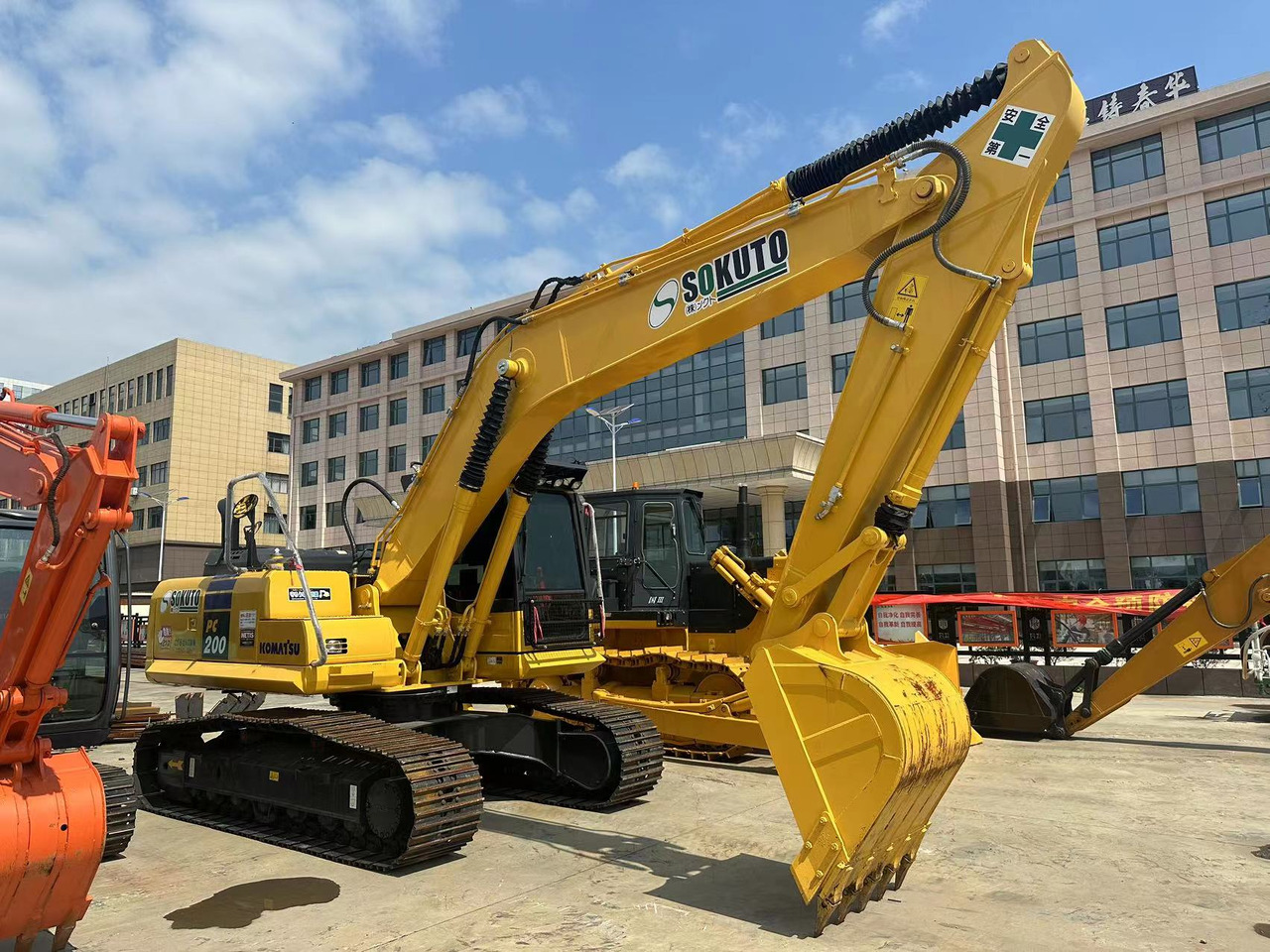 KOMATSU PC200-8N1 - Excavadora de cadenas: foto 2 KOMATSU PC200-8N1 - Excavadora de cadenas: foto 2