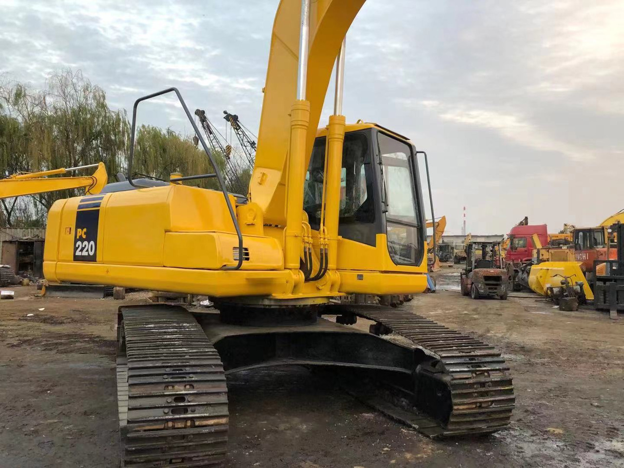KOMATSU PC220-7 - Excavadora de cadenas: foto 4 KOMATSU PC220-7 - Excavadora de cadenas: foto 4