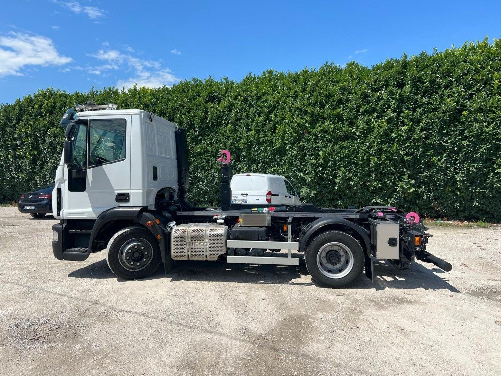 IVECO EUROCARGO 120E28 CON SCARRABILE NUOVO - Camión multibasculante: foto 2 IVECO EUROCARGO 120E28 CON SCARRABILE NUOVO - Camión multibasculante: foto 2
