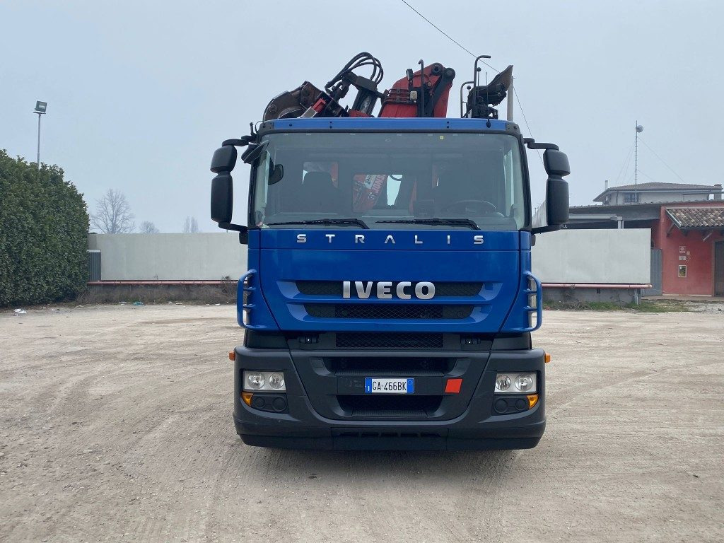 IVECO STRALIS 260.450 SCARRABILE CON GRU - Camión multibasculante: foto 2 IVECO STRALIS 260.450 SCARRABILE CON GRU - Camión multibasculante: foto 2