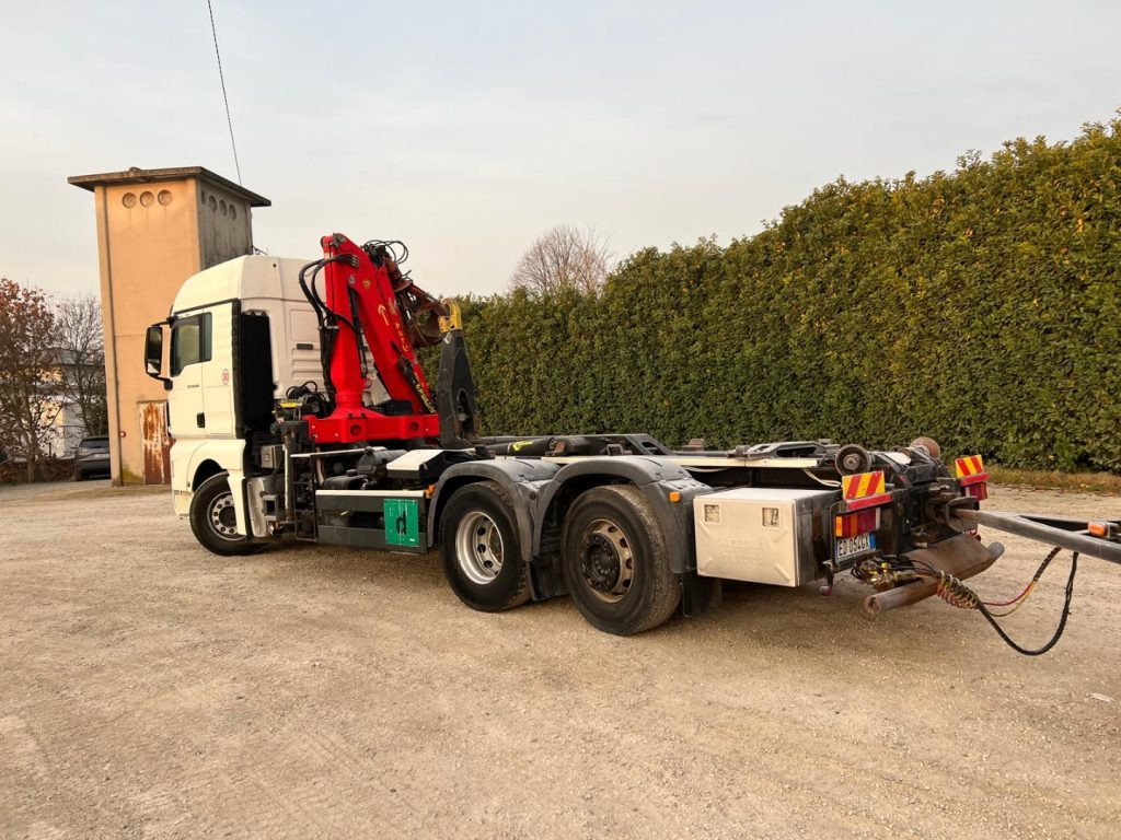MAN TGX 26.440 SCARRABILE CON GRU - Camión multibasculante: foto 4 MAN TGX 26.440 SCARRABILE CON GRU - Camión multibasculante: foto 4