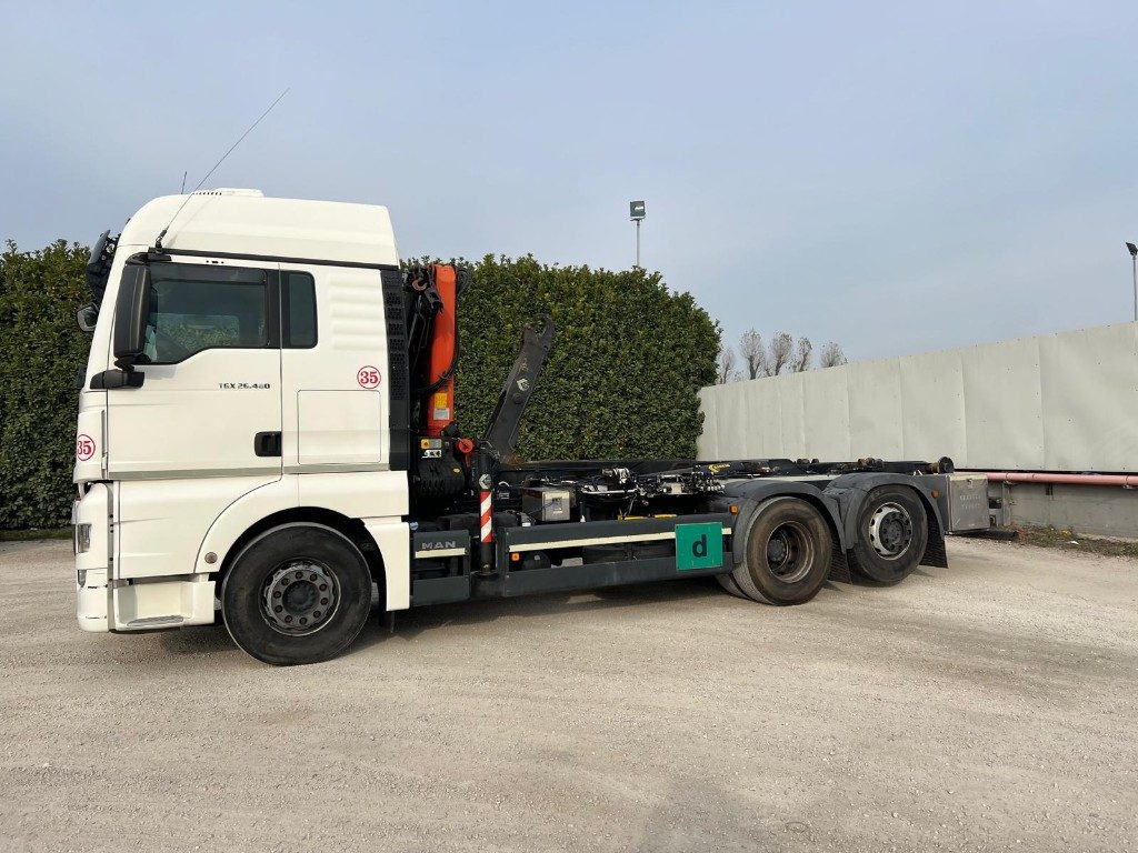MAN TGX 26.480 SCARRABILE CON GRU DIETRO CABINA - Camión multibasculante: foto 2 MAN TGX 26.480 SCARRABILE CON GRU DIETRO CABINA - Camión multibasculante: foto 2