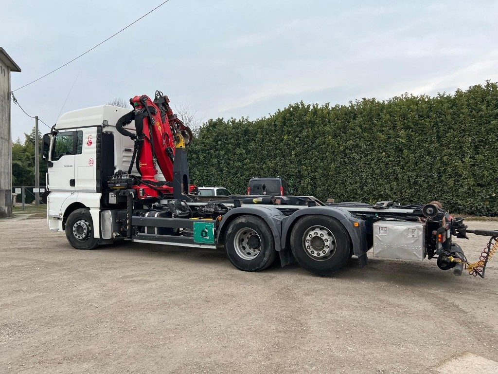 MAN TGX 26.480 SCARRABILE CON GRU - Camión multibasculante: foto 4 MAN TGX 26.480 SCARRABILE CON GRU - Camión multibasculante: foto 4