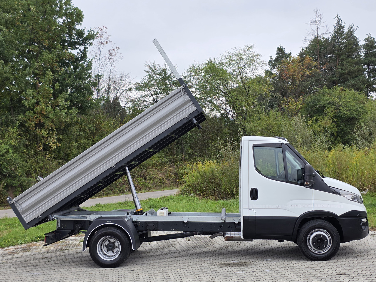 IVECO Daily 70c-17 Wywrotka 3.80 M ! Kiper 3-Stronny ! Klima ! 3.0 HPI * 170 Hp ! Super Stan ! Z Włoch ! - Furgoneta basculante: foto 3 IVECO Daily 70c-17 Wywrotka 3.80 M ! Kiper 3-Stronny ! Klima ! 3.0 HPI * 170 Hp ! Super Stan ! Z Włoch ! - Furgoneta basculante: foto 3