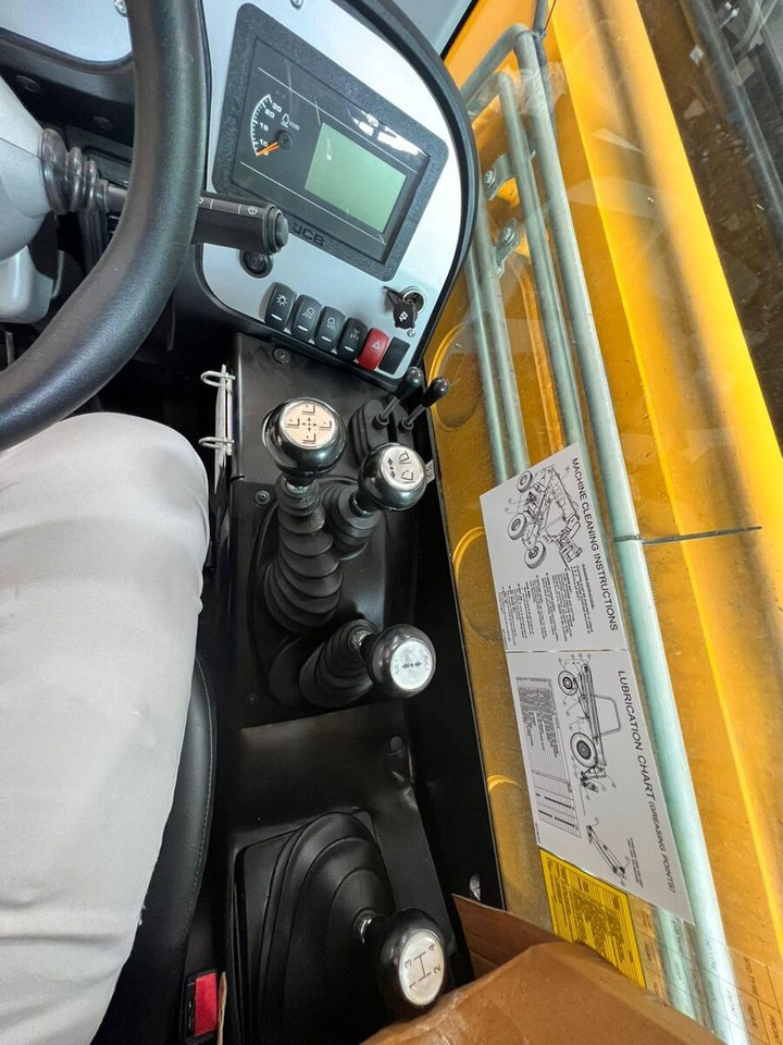 New JCB 530-110 telehandler - Manipulador telescópico: foto 4 New JCB 530-110 telehandler - Manipulador telescópico: foto 4